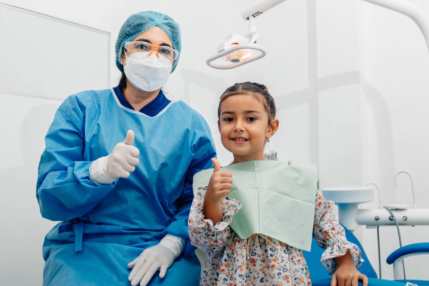 Kind und Zahnärztin mit Daumen hoch – Kinderprophylaxe in 1090 Wien